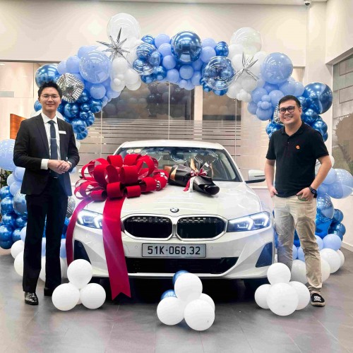 Bàn giao BMW 320i Sport Line LCI màu trắng Alpine nội thất nâu Cognac đến vị khách hàng dễ thương