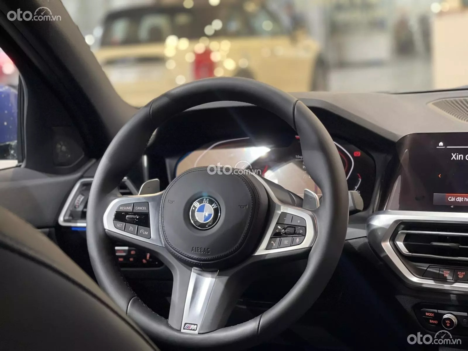 Vô-lăng xe BMW 320i thiết kế 3 chấu thể thao