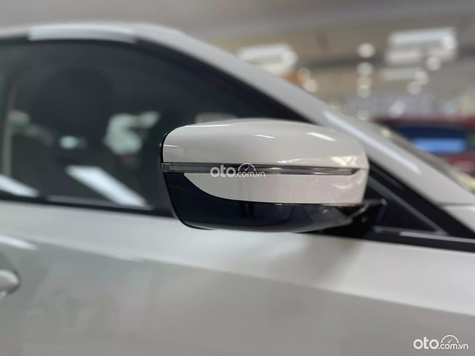 Gương chiếu hậu xe BMW 320i chống chói tự động, có tích hợp đèn xi-nhan và tính năng chỉnh, gập điện