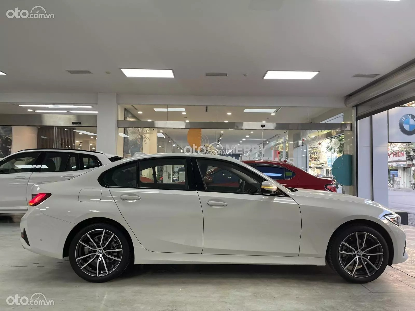 Thân xe BMW 320i trường dáng hơn các đối thủ cùng phân khúc