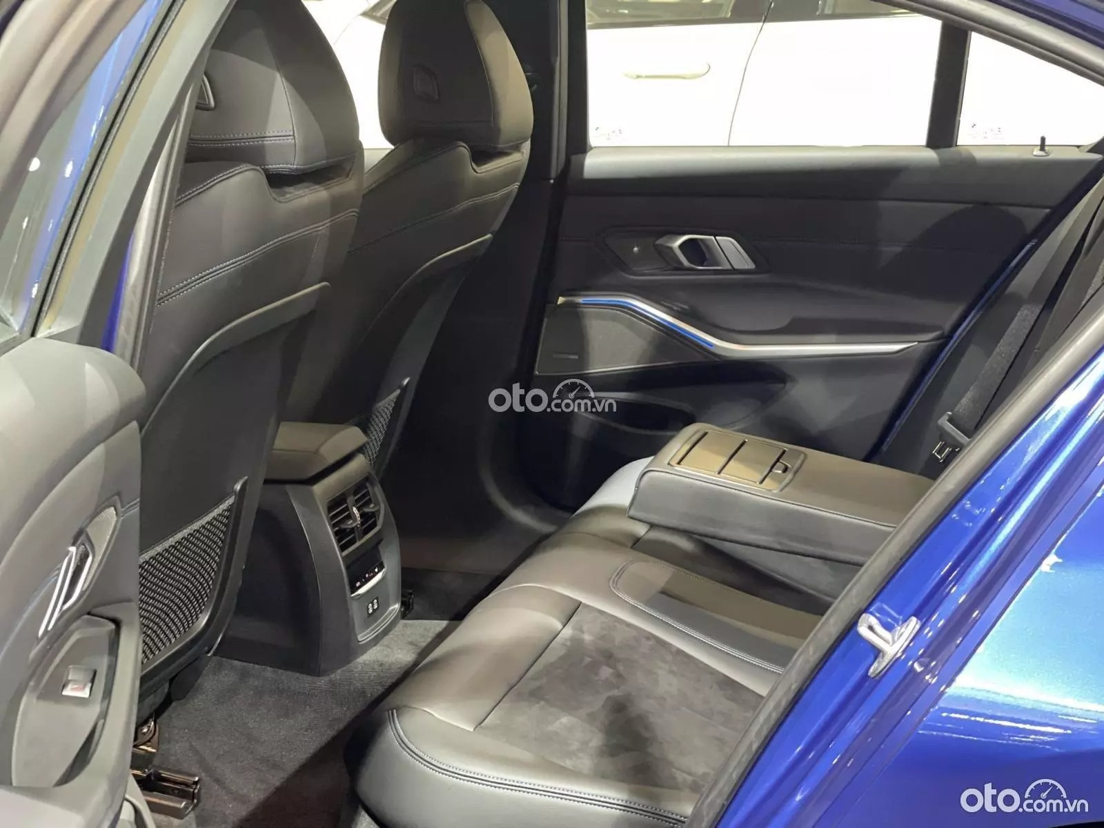 Hàng ghế thứ 2 của xe BMW 320i êm ái, rộng rãi