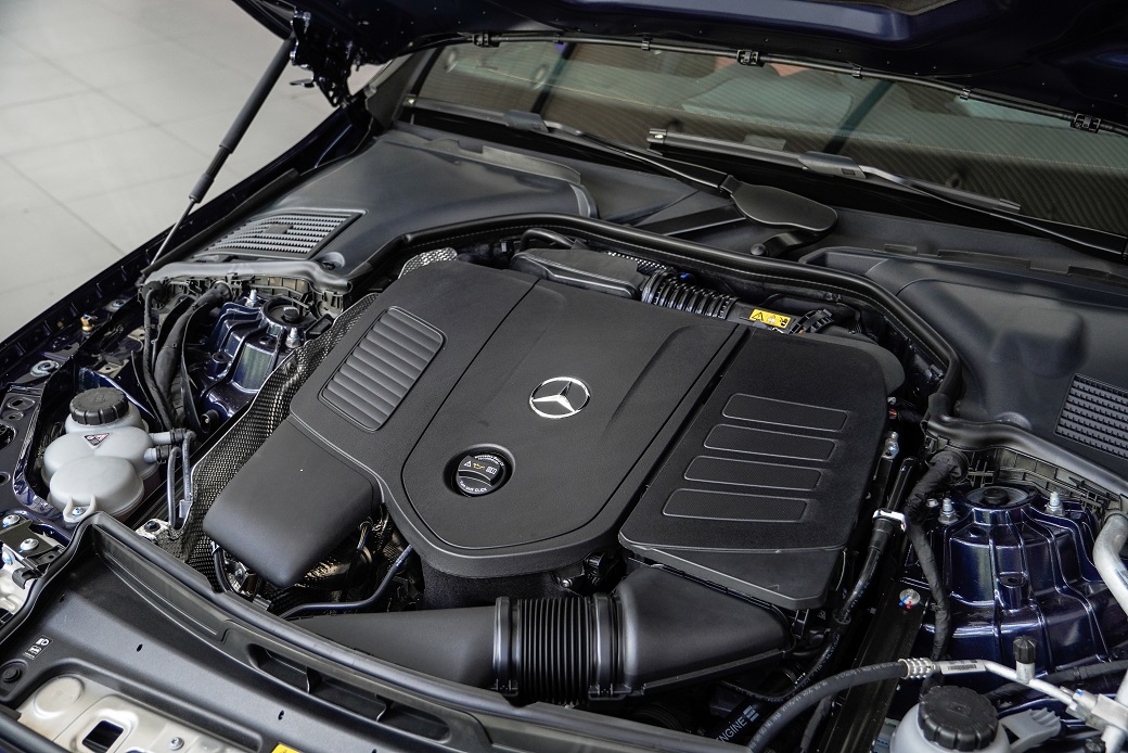 Động cơ Mercedes C300 2026