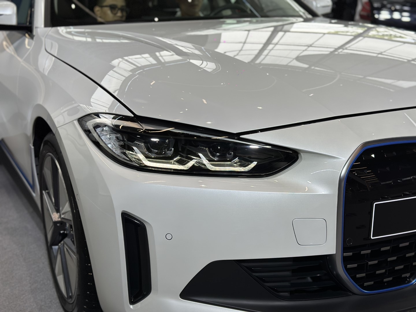 Cụm đèn pha BMW i4 2026