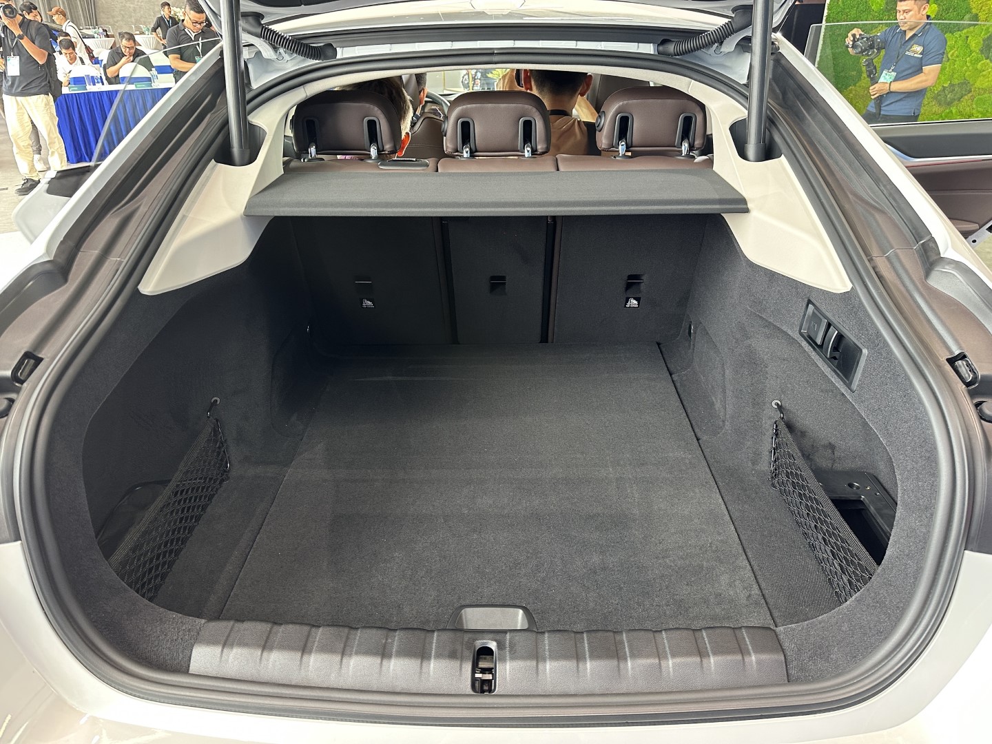 Cốp xe BMW i4 2026