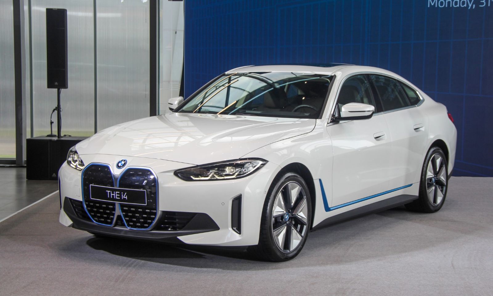 Nhìn từ bên hông, BMW i4 thể hiện rõ DNA của một chiếc Gran Coupé