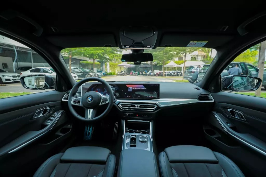 Không gian nội thất BMW 320i sang trọng với loạt chất liệu cao cấp