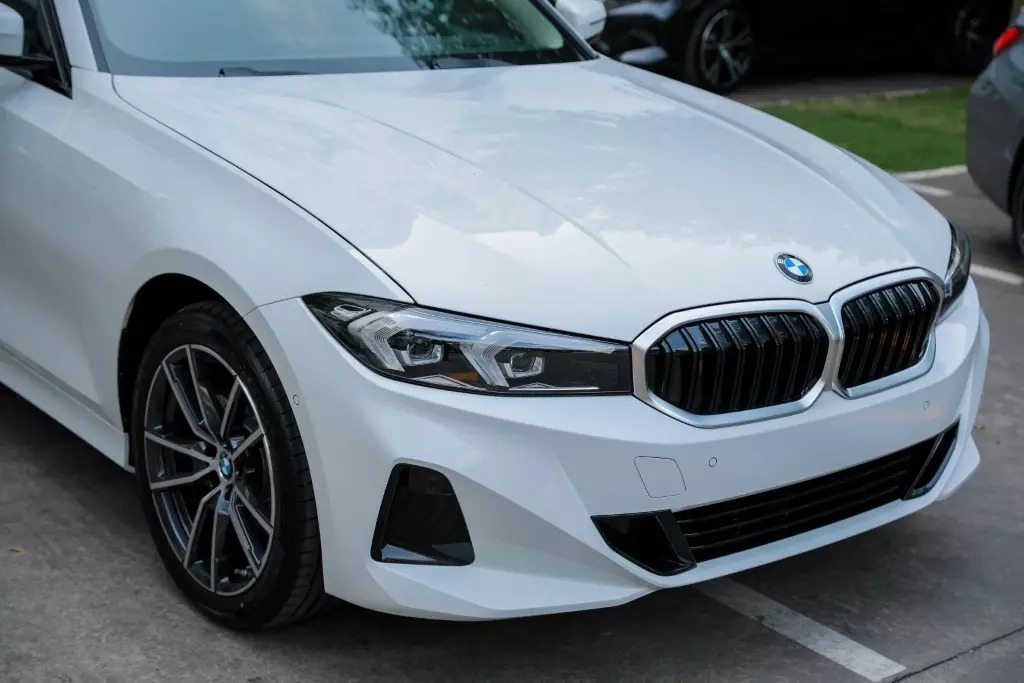 Đèn chiếu sáng trước của xe BMW 320i có khả năng mở rộng góc đánh lái, bật/tắt tự động