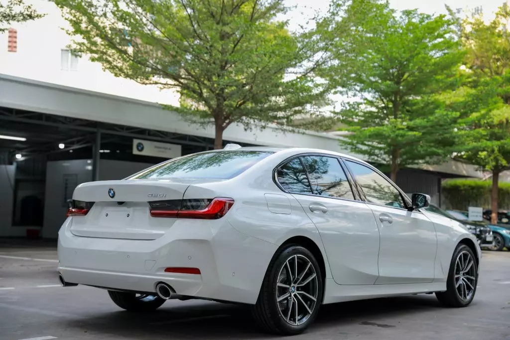 Đèn hậu xe BMW 320i thiết kế 3D thanh mảnh
