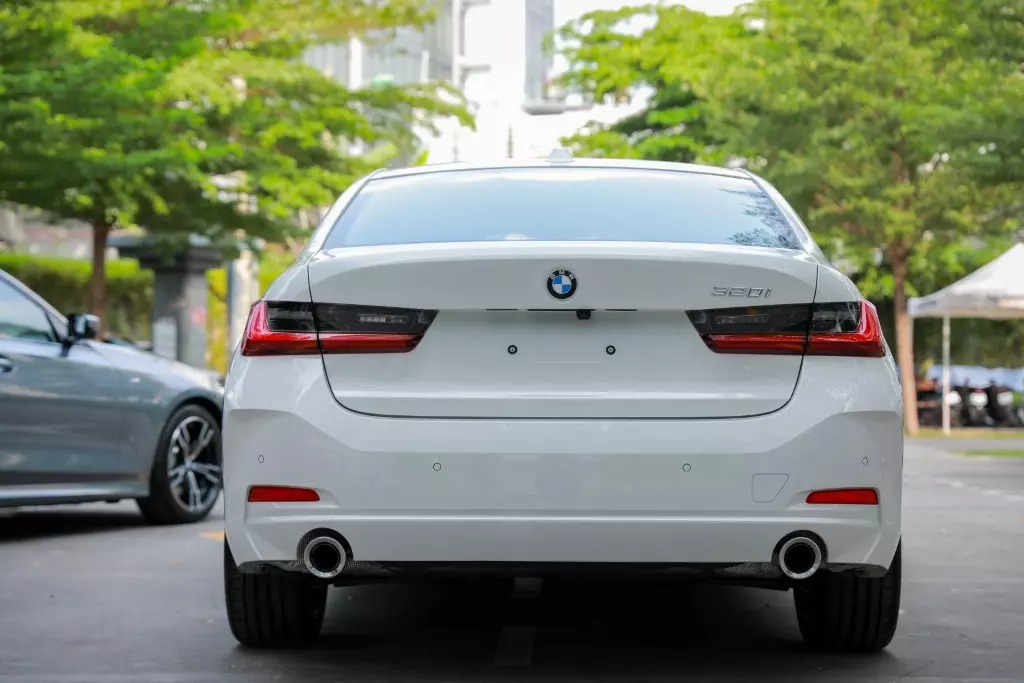 Đuôi xe BMW 320i đậm chất thể thao, khỏe khoắn song vẫn không mất đi chất sang trọng đặc trưng thương hiệu