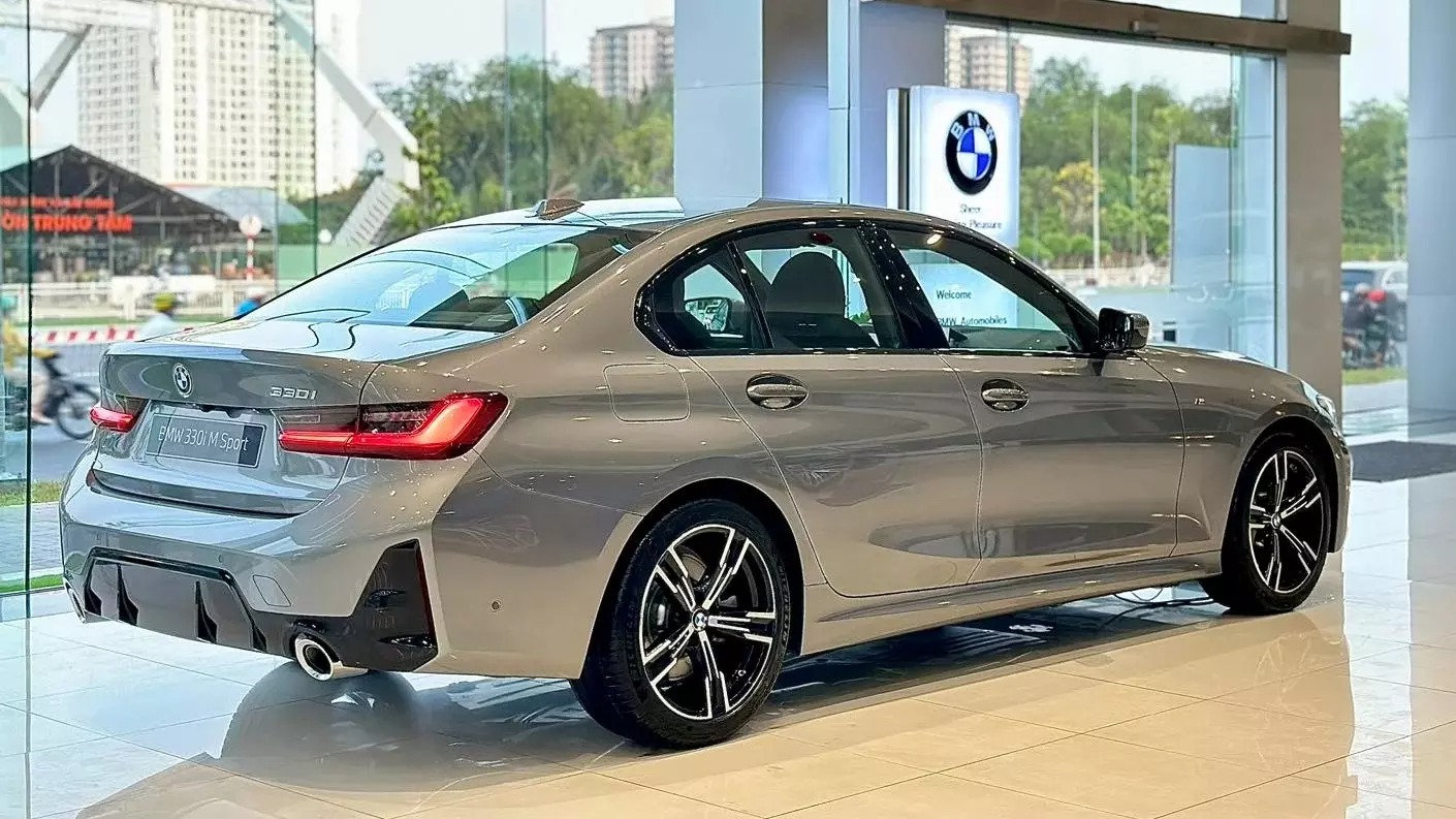 Hông xe BMW 330i.