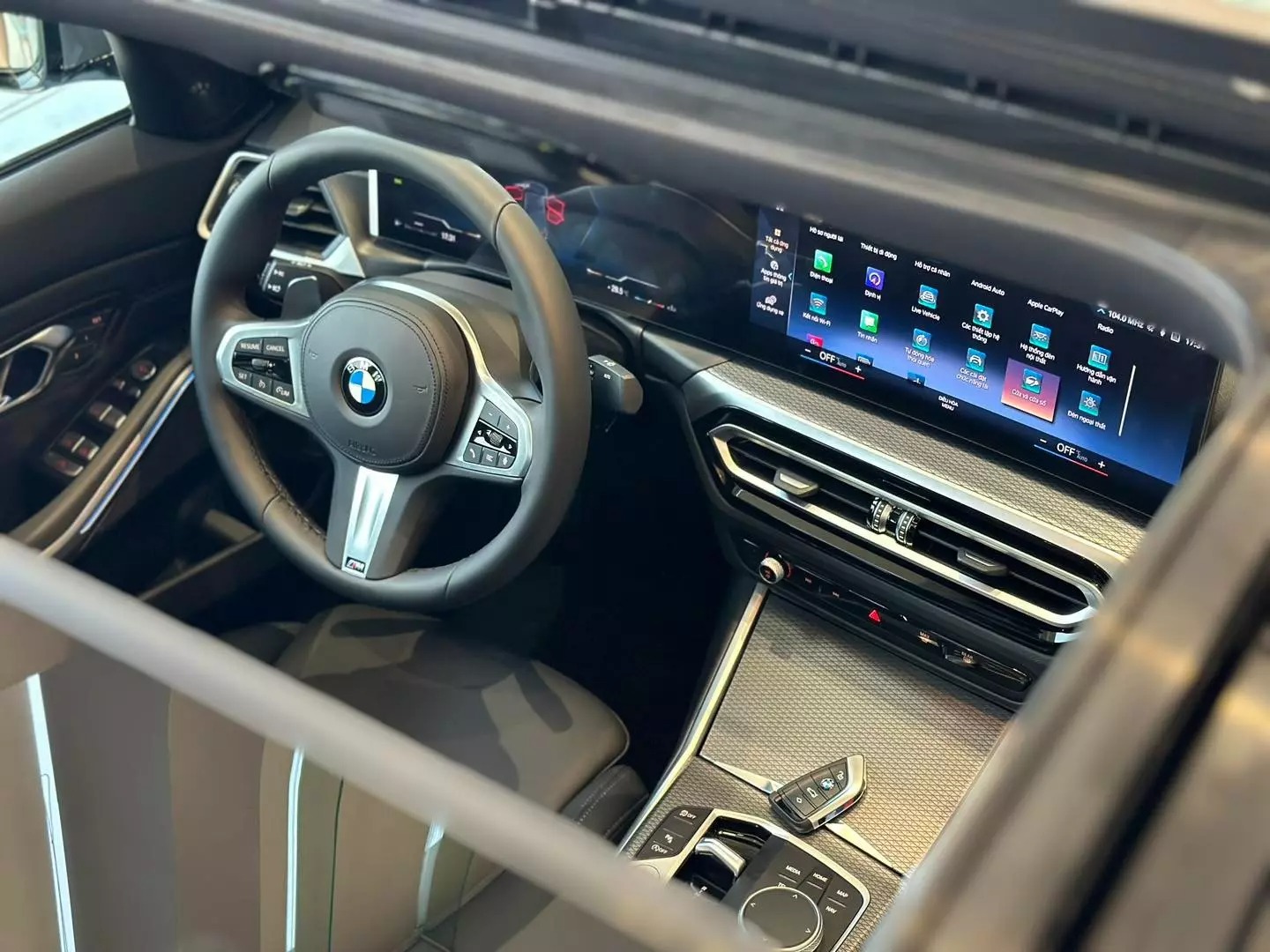 Vô-lăng xe BMW 330i .