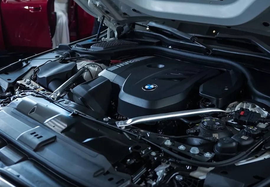 Động cơ BMW 530i M Sport.
