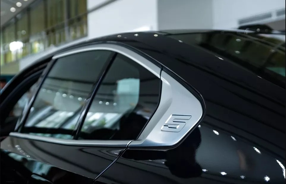 Logo số 5 dập nổi tại chân cột C của BMW Series 5.