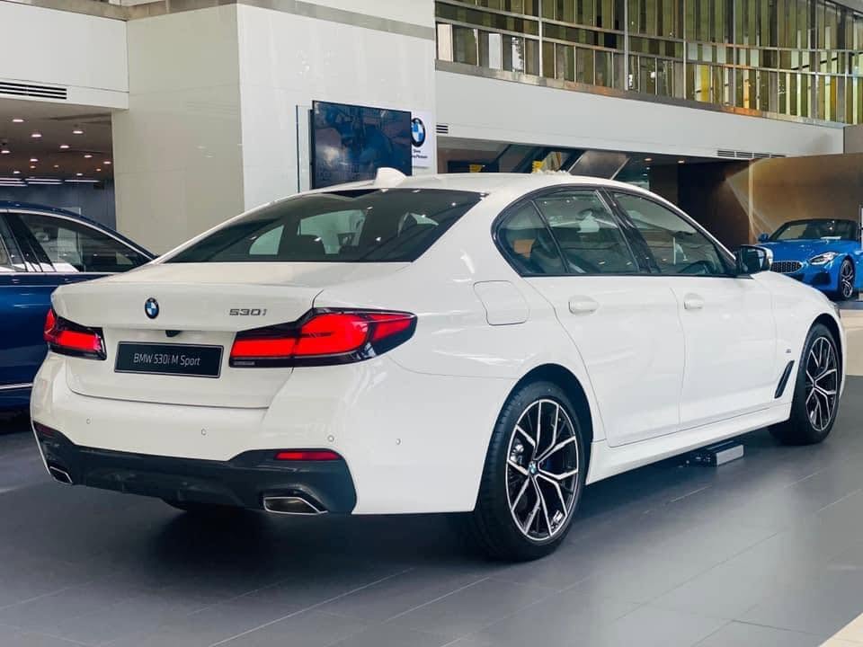 Những chiếc BMW 5 Series thế hệ trước còn tồn tại đại lý đang được bán dọn kho.