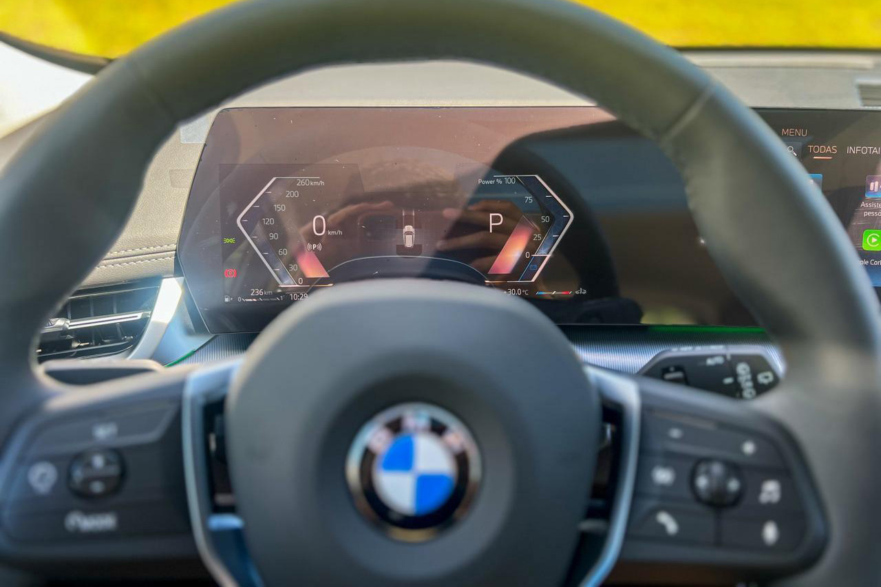 Màn hình sau vô lăng BMW X1