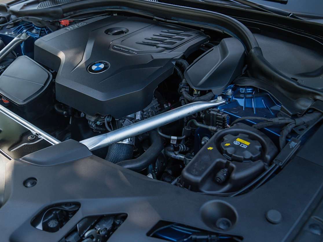 MW 530i M Sport  là động cơ xăng I4 