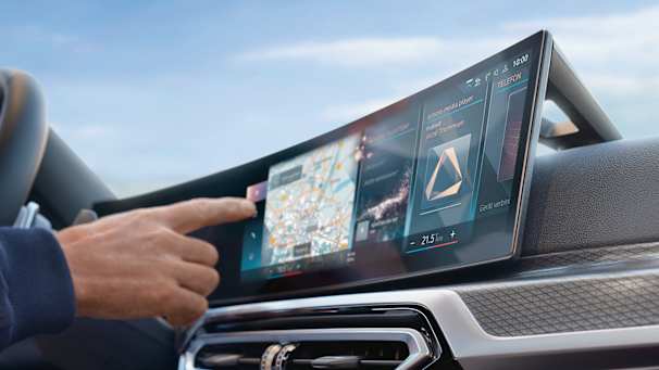 Màn hình cong Curved Display đặc trưng của BMW.