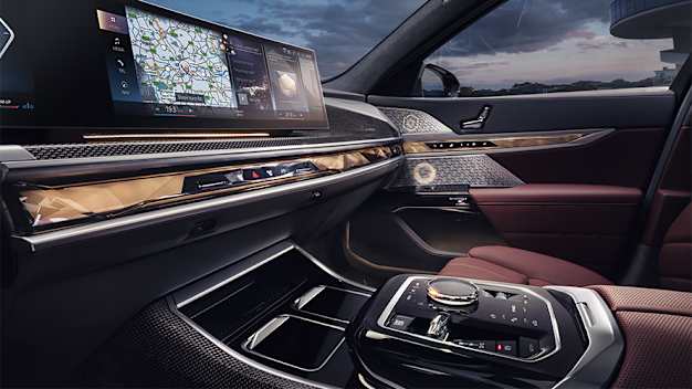 Thiết kế đèn viền trang trí nội thất mới kết hợp cùng thanh điều khiển cảm ứng BMW Interaction Bar đầy cá tính.