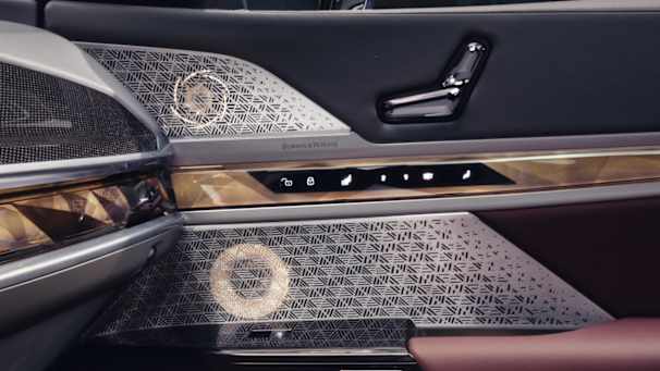 Hệ thống âm thanh vòm Bowers & Wilkins Diamond.