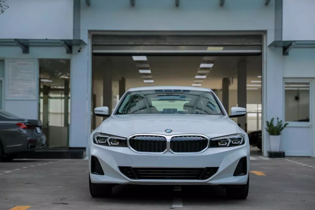 Đầu xe BMW 320i nổi bật với lưới tản nhiệt hình quả thận, có viền mạ crôm liền khối cùng tính năng tự động đóng/mở hiện đại