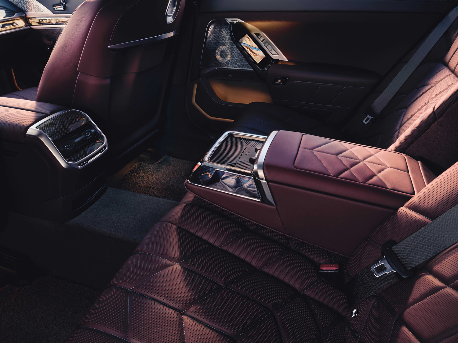 Nên chọn BMW 7-Series hay Mercedes-Benz S-Class?