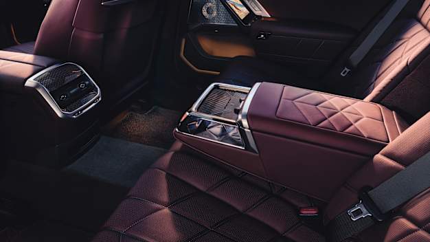 Bệ tỳ tay bọc da BMW Individual Merino cao cấp cùng hệ thống điều hòa tự động hàng ghế sau.