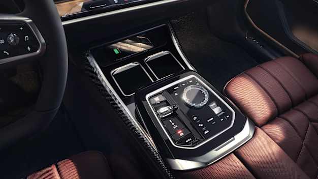 Bảng điều khiển trung tâm thiết kế mới với núm xoay iDrive và lẫy chuyển số khảm pha lê Swarovski sang trọng.