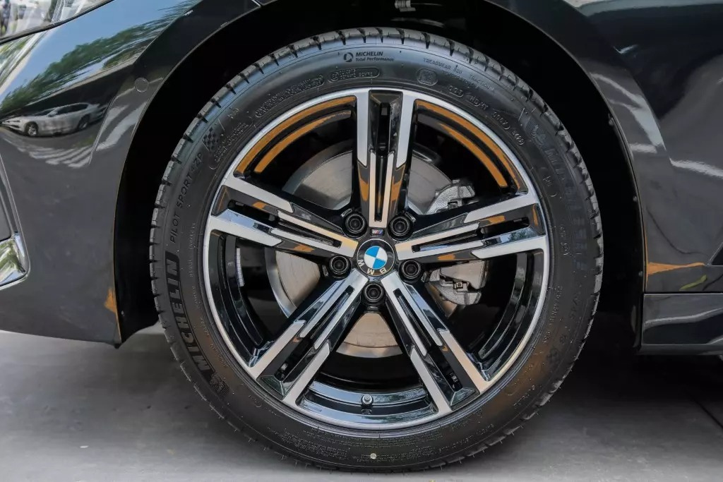 La-zăng xe BMW 320i MSport đậm chất thể thao
