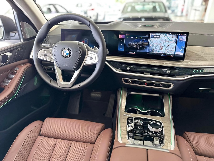 BMW X7: Nội thất hiện đại và hướng người lái