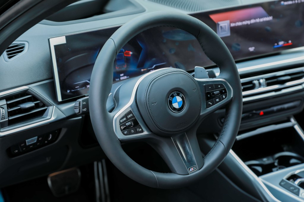 Nội thất sang trọng BMW 320i M Sport