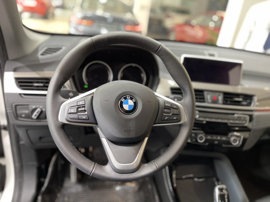 Cận cảnh vô lăng của BMW X1 2026