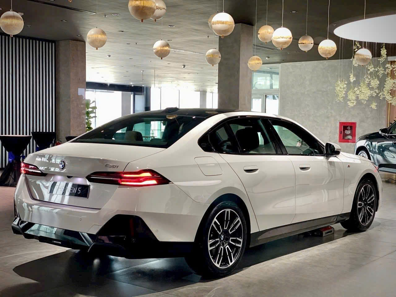Thân và đuôi xe BMW 530i M Sport 2026