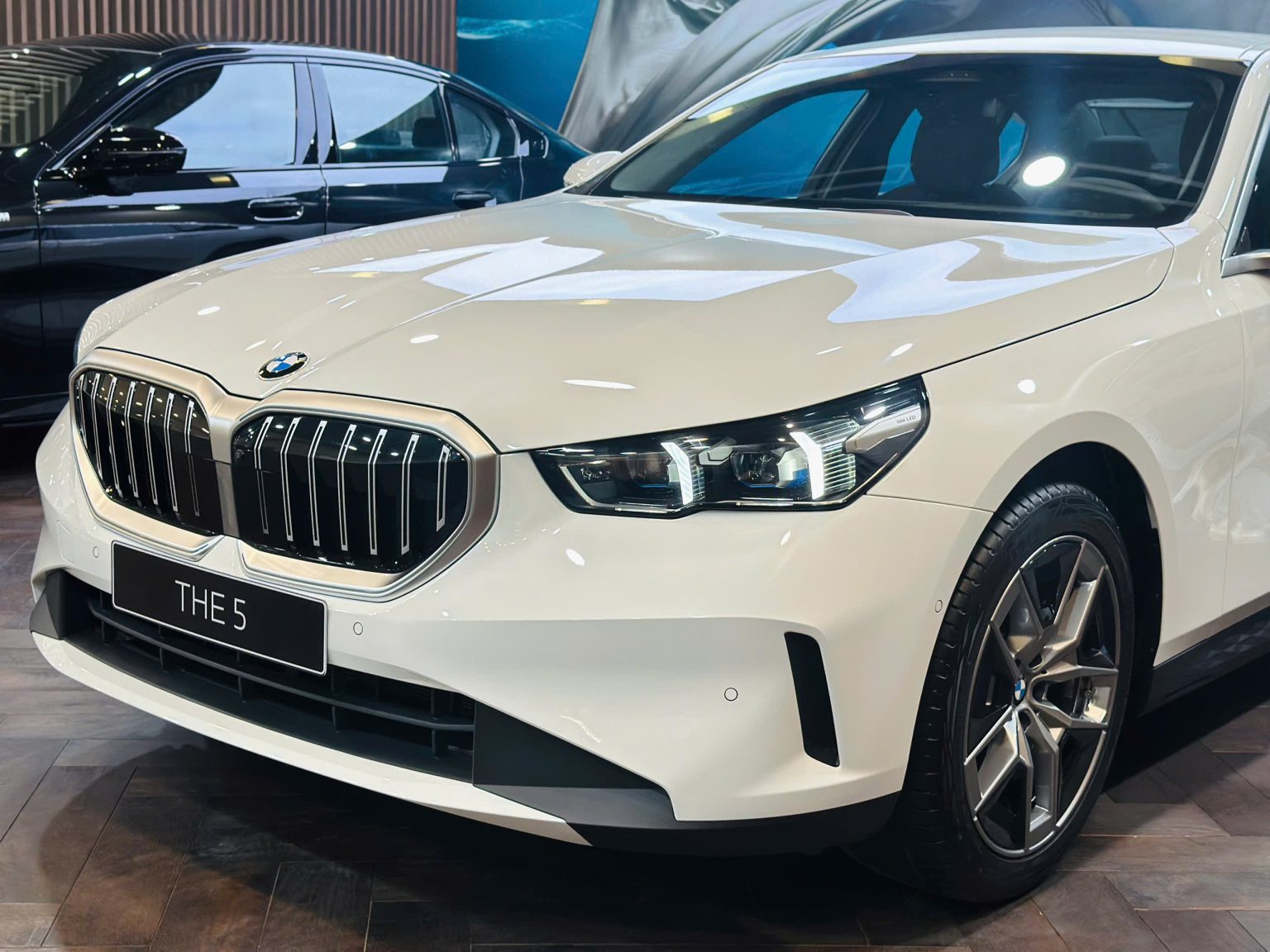 Đầu xe hiện đại với lưới tản nhiệt Iconic Glow