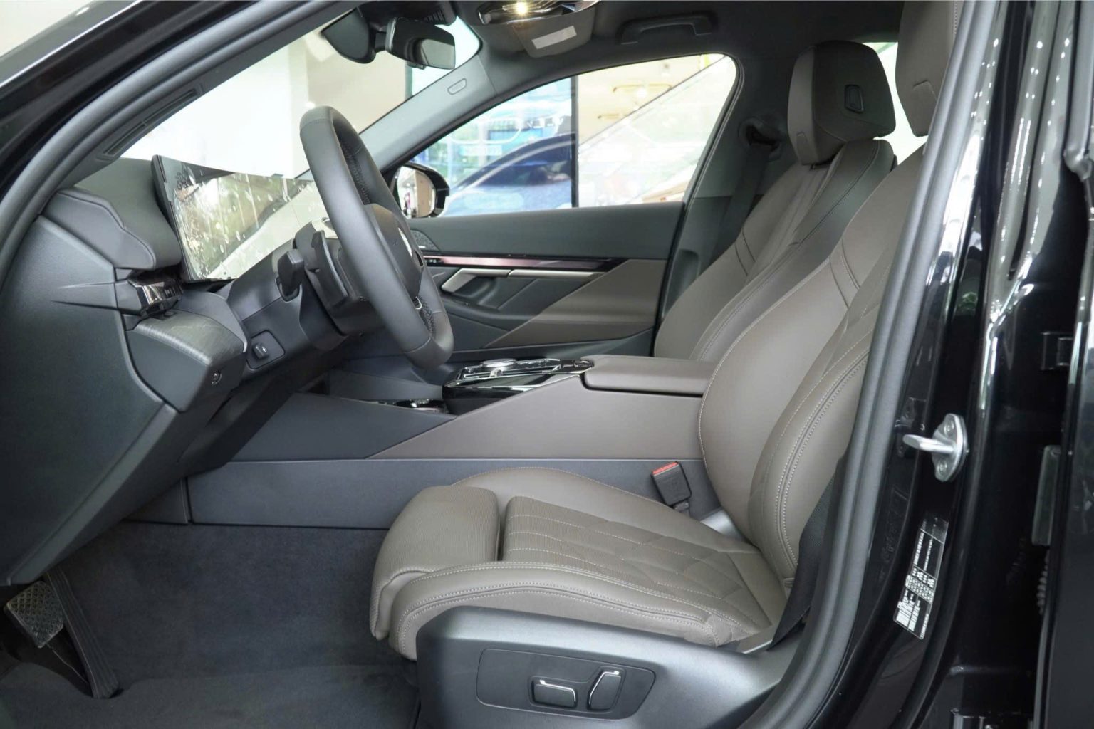 Chất Liệu Cao Cấp & Ghế Đạt Chuẩn Ergonomic BMW 530i M Sport 2026